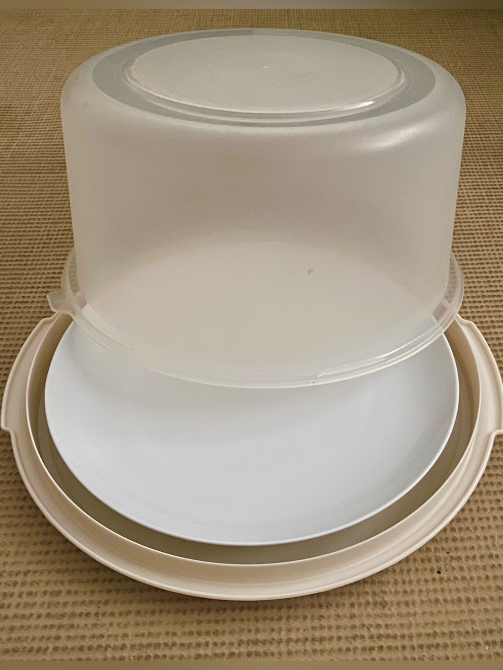 Rubbermaid Servin' Saver Round Cake Carrier & Pier 1 Cake Plate. What A Combo.